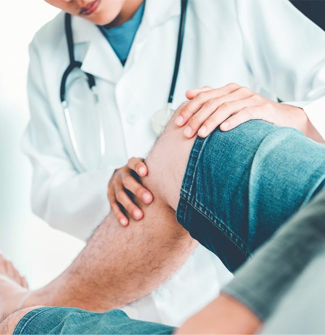 Doctor consulting with patient Knee problems Physical therapy concept