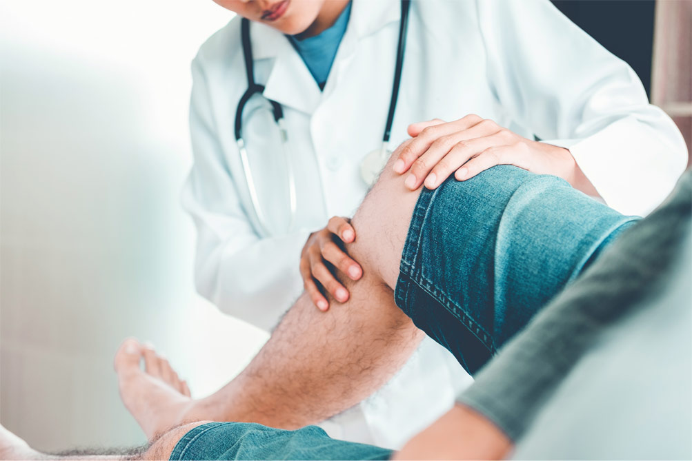 Doctor consulting with patient Knee problems Physical therapy concept